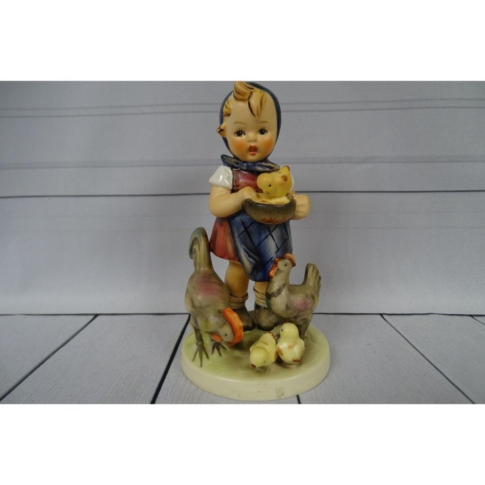 Goebel Hummel Figurine “Feeding Time” # 199/1 TMK 4 1964-1972 W. Germany 5.25”
